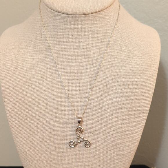 Large Celtic Triskelion 925 Silver Pendant on Vintage 925 Italy Silver Chain - Picture 1 of 6